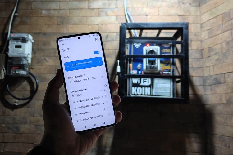 "WiFi Koin: Akses Internet Unik di Pantai Kuta, Bali"