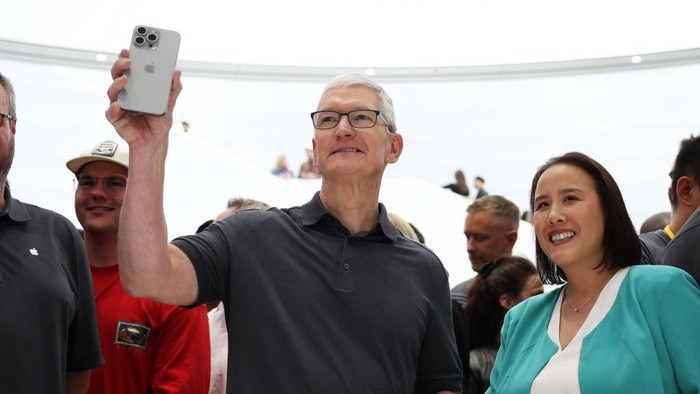 Kunjungan CEO Apple Tim Cook ke China Membuat Heboh Pasar iPhone 15