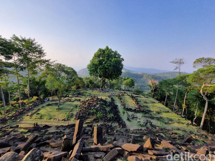 Misteri Gunung Padang: Piramida Tersembunyi di Indonesia