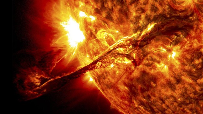 Matahari Melepaskan Semburan Kuat, Badai Geomagnetik Mungkin Terjadi