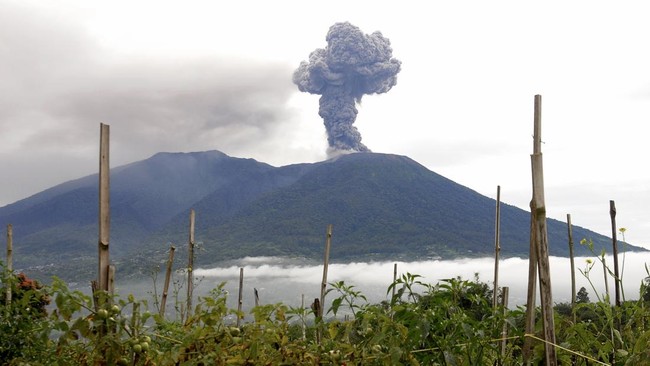 Rentetan Erupsi Gunung Api di Indonesia dalam Dua Pekan Terakhir